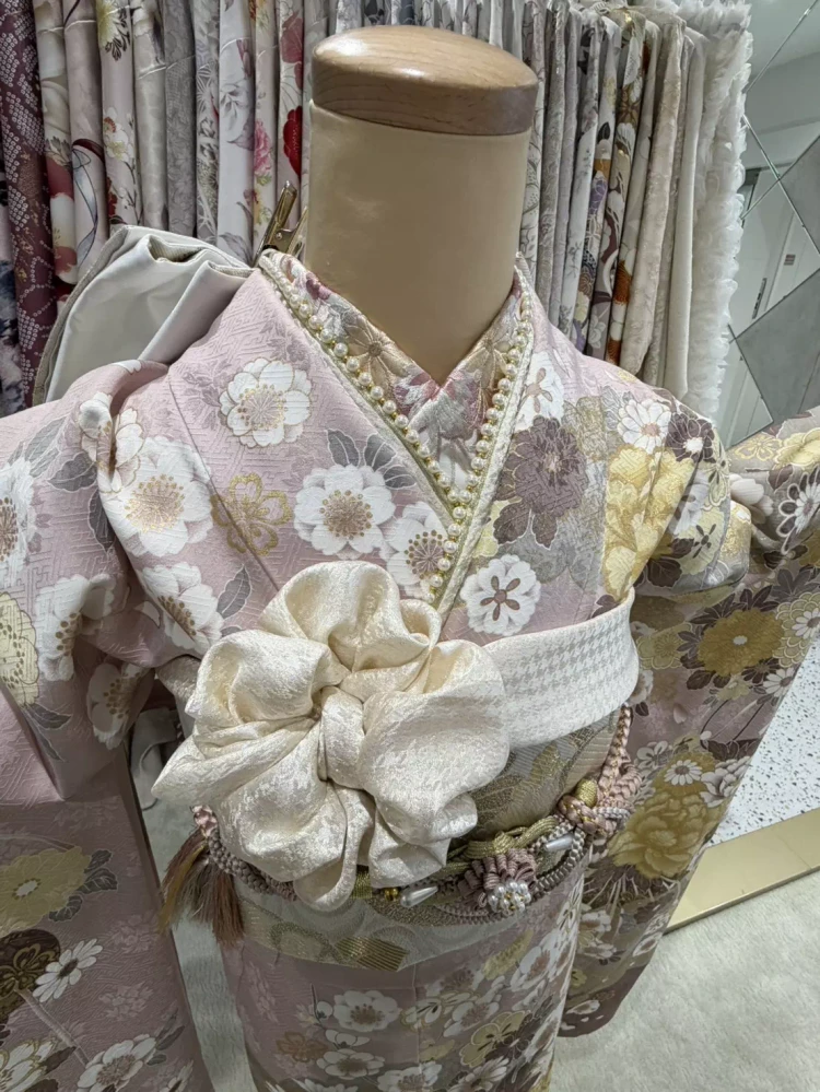 TAKAZEN姫路店のくすみ古典のピンク色振袖