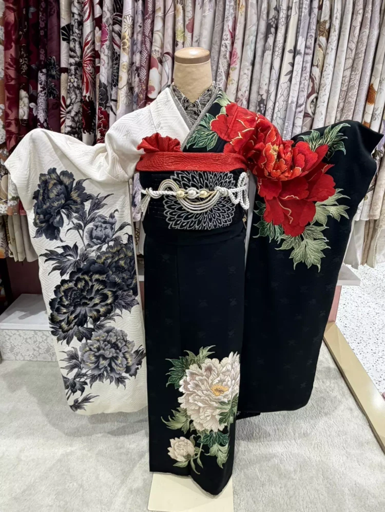 TAKAZEN姫路店のヴィンテージスタイルの黒色×白色のかっこいい振袖コーデ