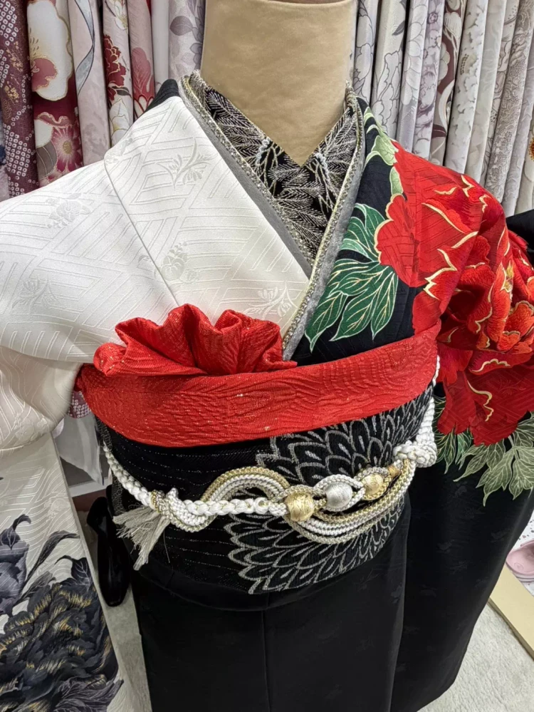 TAKAZEN姫路店のヴィンテージスタイルの黒色×白色のかっこいい振袖コーデ