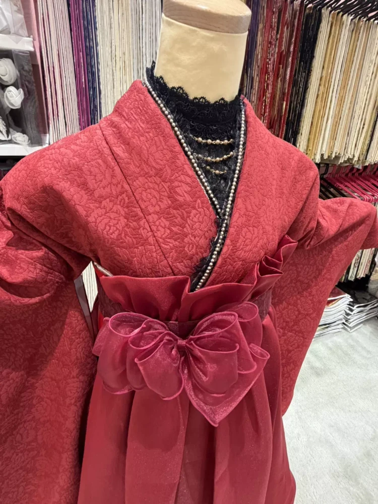 TAKAZEN姫路店の上下赤色ドレス袴コーデ