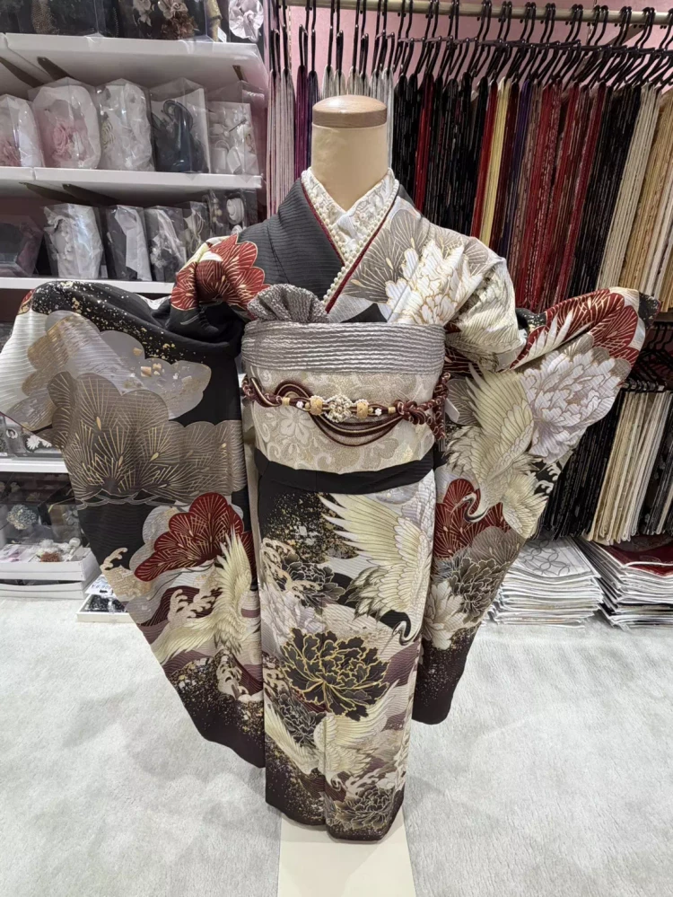 TAKAZEN姫路店のベージュや深緑色などの大人っぽいお色味の正統派古典お振袖