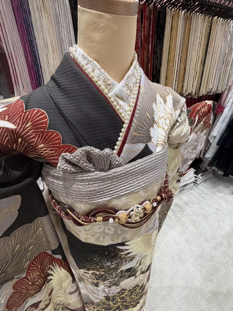TAKAZEN姫路店のベージュや深緑色などの大人っぽいお色味の正統派古典お振袖