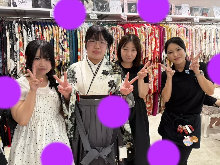 TAKAZEN神戸旧居留地店の白地に薔薇柄の小振袖にグラデーショングレー袴コーデのお客様
