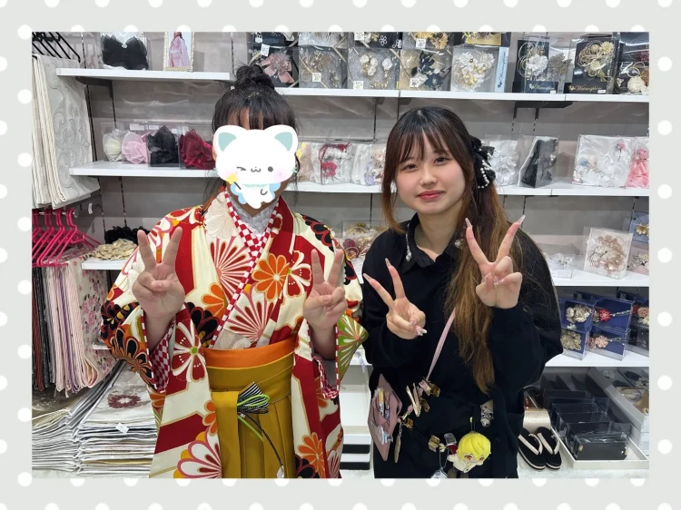 TAKAZEN奈良店で、赤色古典柄に緑の袴を合わせたコーディーネートに決定された2027年卒業のお客様