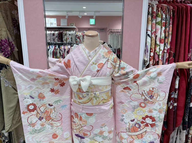 TAKAZEN姫路店の王道古典柄振袖。桜色のピンクカラーに花柄や大きな毬柄があしらわれたカワイイお振袖