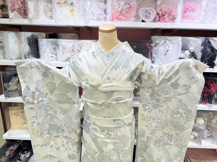 TAKAZEＮ姫路店の白シルバーのプレミアム古典振袖。上品で洗礼された大人っぽ振袖。