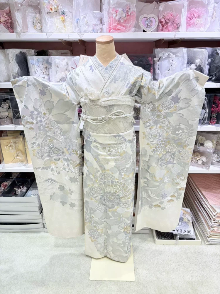 TAKAZEＮ姫路店の白シルバーのプレミアム古典振袖。上品で洗礼された大人っぽ振袖。
