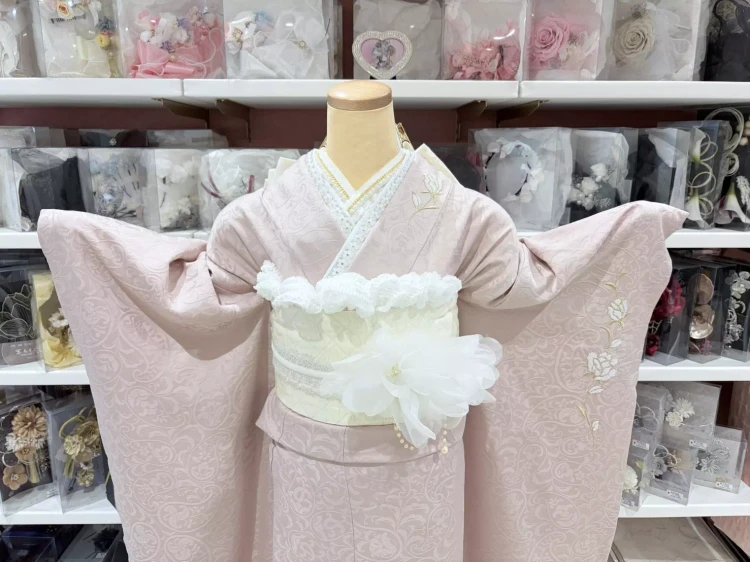 TAKAZEＮ姫路店のくすみピンク振袖のコーデ紹介。韓国風ガーリーコーデ。