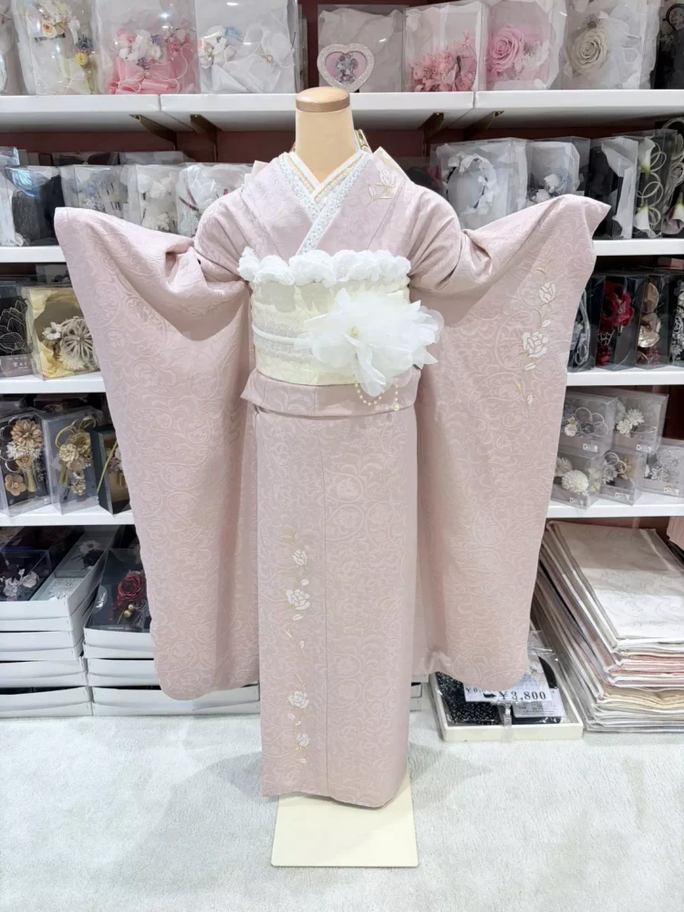 TAKAZEＮ姫路店のくすみピンク振袖のコーデ紹介。韓国風ガーリーコーデ。