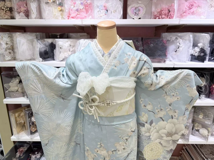 TAKAZEN姫路店の淡色の水色振袖コーデのご紹介。
