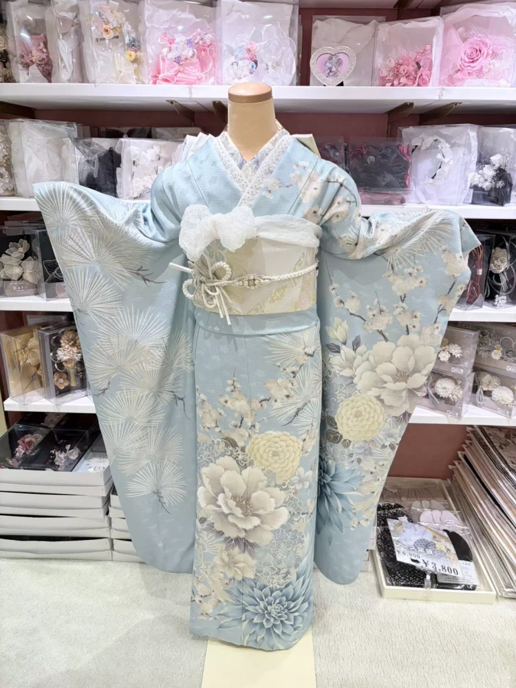 TAKAZEN姫路店の淡色の水色振袖コーデのご紹介。