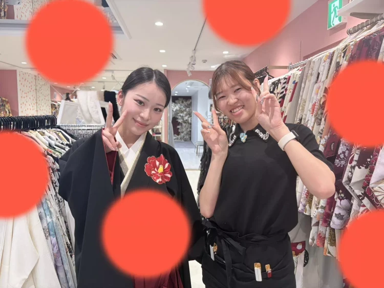 2027年卒業の袴の姫ちゃん紹介。黒地に椿柄が入ったレトロ振袖の袴。