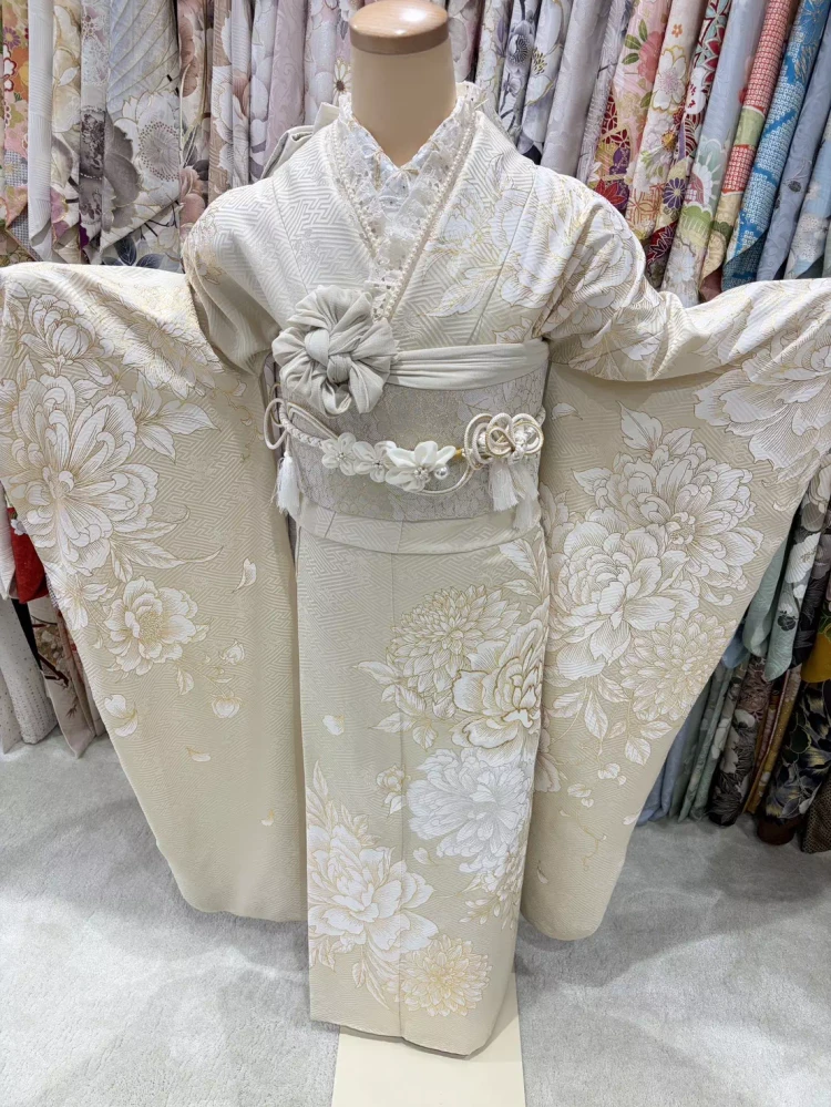 くすみカラーの白色お振袖でオールホワイトコーデの紹介