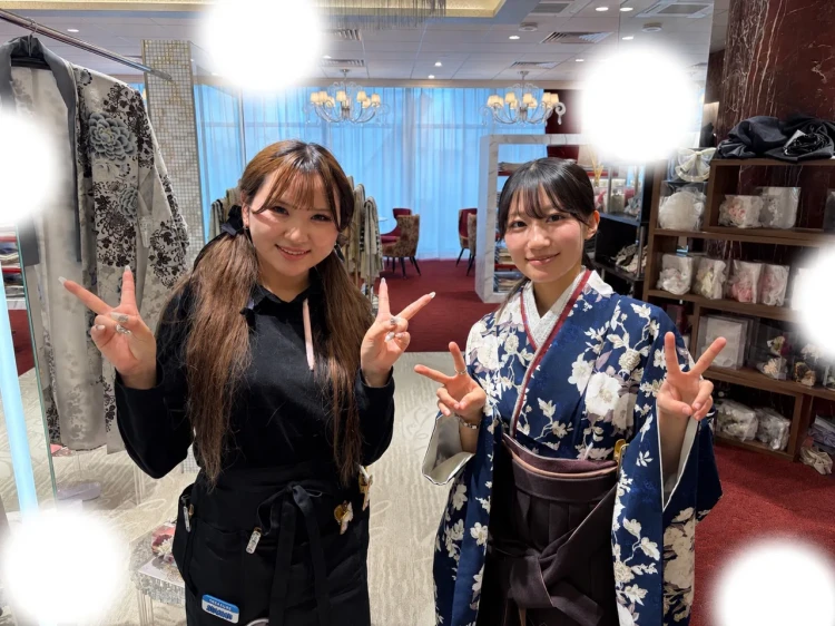 TAKAZEN東京表参道店Flagshipで紺色の花柄の小振袖と茶色の刺繍袴コーデを卒業式レンタルでご契約いただいたお客様のご紹介。