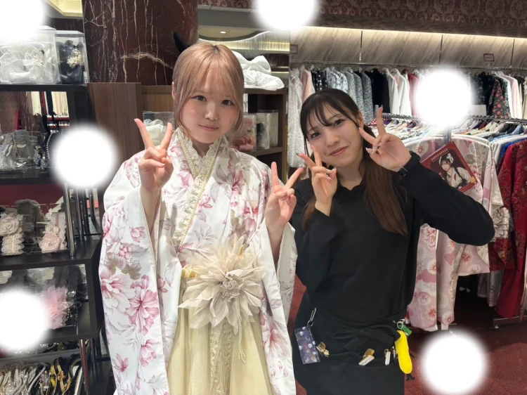 TAKAZEN東京表参道店Flagshipでくすみピンクの小振袖とドレス袴をご契約いただいたお客様のご紹介。