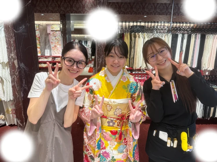 TAKAZEN東京表参道店Flagshipで黄色の古典柄のお振袖をフォトプランでご契約いただいたお客様のご紹介。