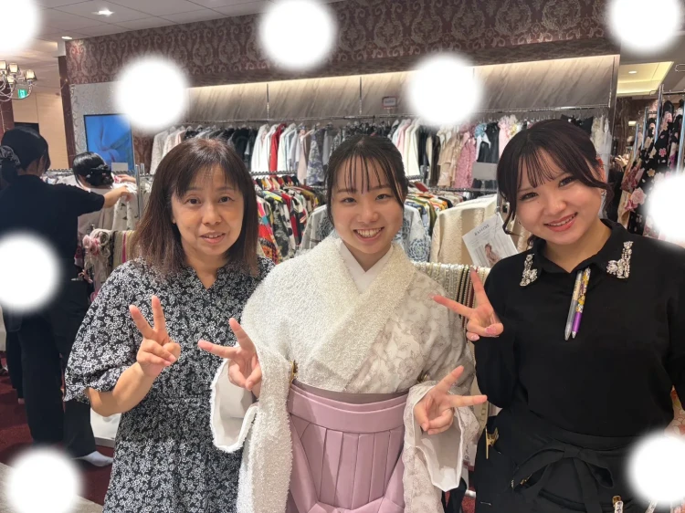 TAKAZEN東京表参道店Flagshipで白ピンクのシャギー素材の小振袖とピンクの袴コーデをご契約いただいたお客様のご紹介