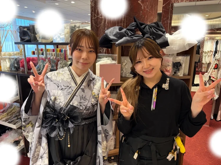 TAKAZEN東京表参道店Flagshipでグレーの小振袖に黒のレザー袴を合わせたコーディネートを2027年卒業式レンタルでご契約いただいたお客様のご紹介
