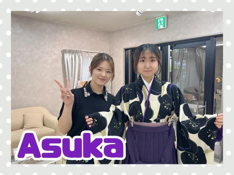 TAKAZEN奈良店で紫袴コーディーネートをしているお客様の様子