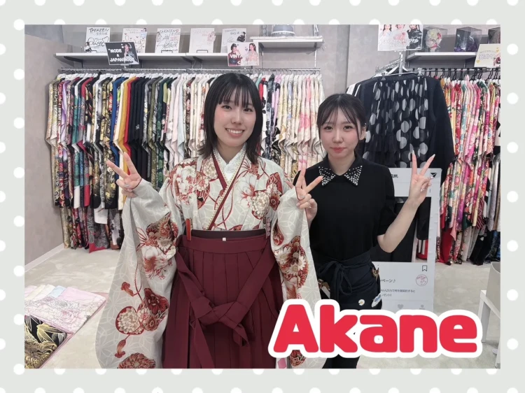 TAKAZEN奈良店で大人可愛い袴を試着されるお客様のご様子