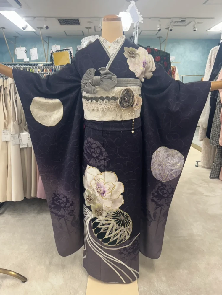 TAKAZENのくすみカラーの振袖コーディネート。立体フラワーコサージュと白の帯、小物を合わせた大人可愛い振袖スタイル
