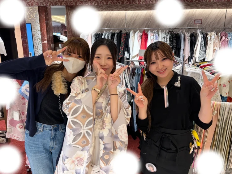 TAKAZEN東京表参道店Flagshipでくすみカラーの袴を卒業式レンタルしていただいたお客様のご紹介。グレーの淡い袴
