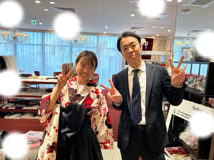 TAKAZEN東京表参道店Flagshipで赤白古典柄小振袖に黒のドレス袴を合わせたコーデを2027年卒業式レンタルでご契約いただいたお客様のご紹介