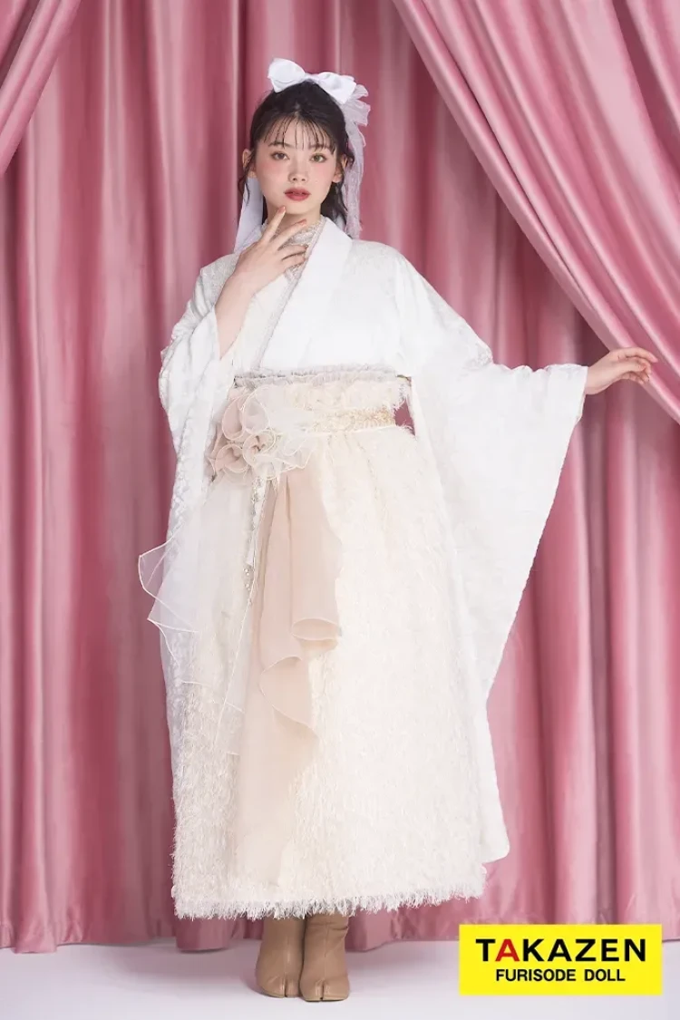 TAKAZEN東京表参道店Flagshipでくすみカラーの白のドレス袴コーデの小物紹介。ガーリーなコーデ。