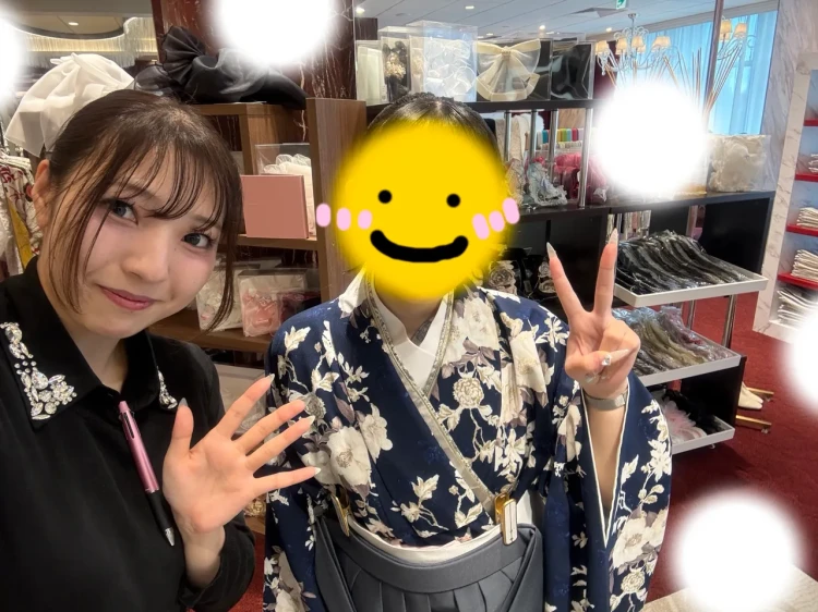 TAKAZEN東京表参道店Flagshipで紺色の花柄の小振袖にグレーの刺繍袴コーデをご契約いただいたお客様の紹介。