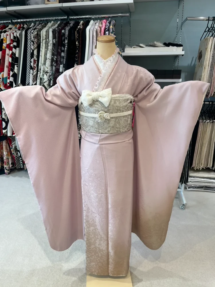 堺店で展示しているピンク色の振袖