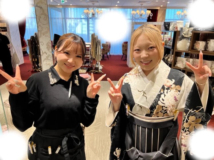 TAKAZEN東京表参道店Flagshipで白黒色の乱菊柄の小振袖と白黒の袴コーデを卒業式レンタルでご契約いただいたお客様のご紹介。