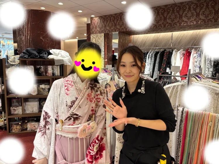 TAKAZEN東京表参道店Flagshipでピンクの小振袖とピンクの袴のコーデを卒業式レンタルでご契約いただいたお客様のご紹介