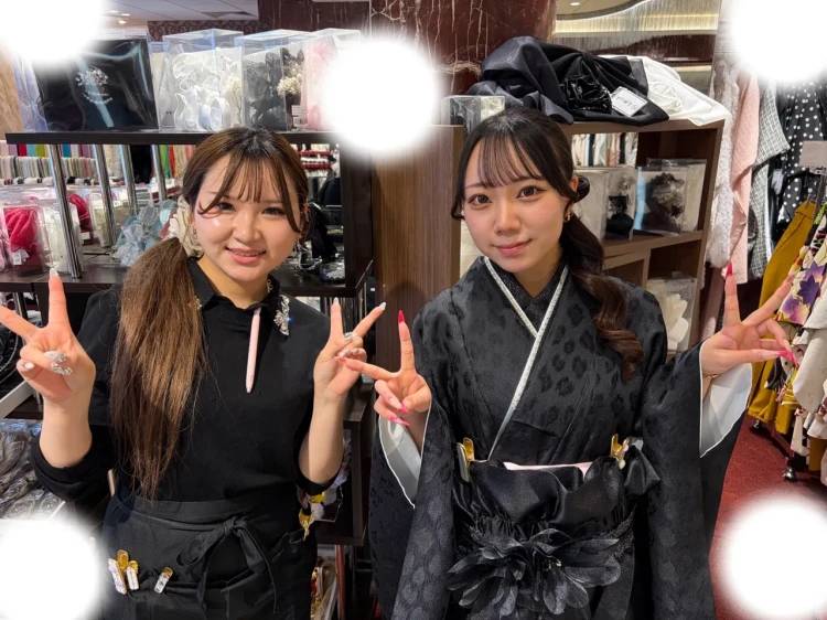 TAKAZEN東京表参道店Flagshiでヘップバーンシリーズの黒色のヒョウ柄の袴コーデを卒業式レンタルでご契約いただいたお客様のご紹介。
