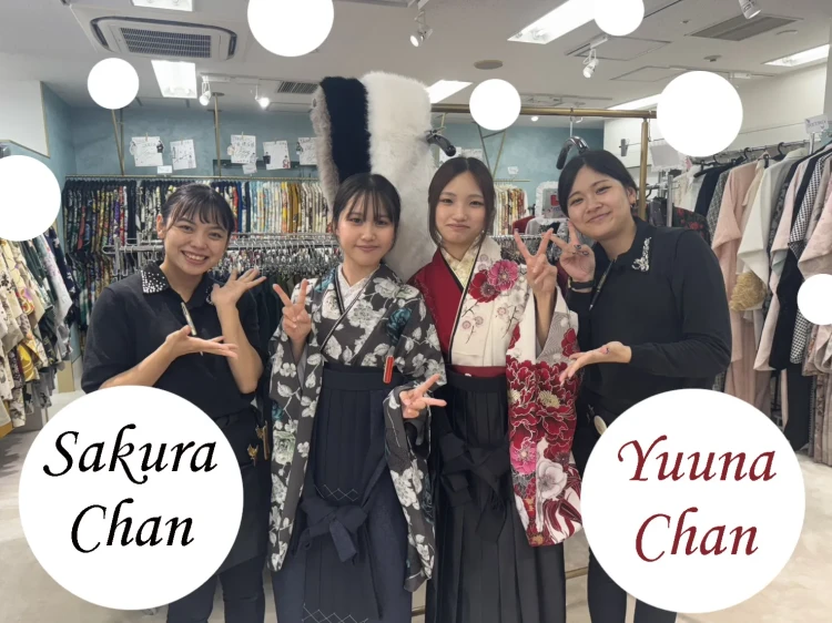 友達のご紹介でご来店してくれた赤と白の正統派古典とた達のご紹介でご来店してくれた赤と白の正統派古典と玉城ティナの紅一点のブランド袴でご契約して頂いたお客様のお写真