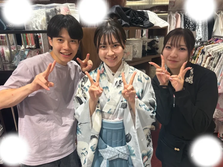 TAKAZEN東京表参道店Flagshipで水色の古典柄袴を卒業式レンタルでご契約いただいたお客様のご紹介。