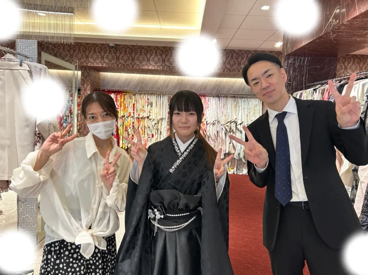 TAKAZEN東京表参道店FlagshipでTAKAZENオリジナルHEPBURNシリーズの黒色のレオパードの小振袖に黒色のドレス袴コーデをご契約いただいたお客様の紹介。