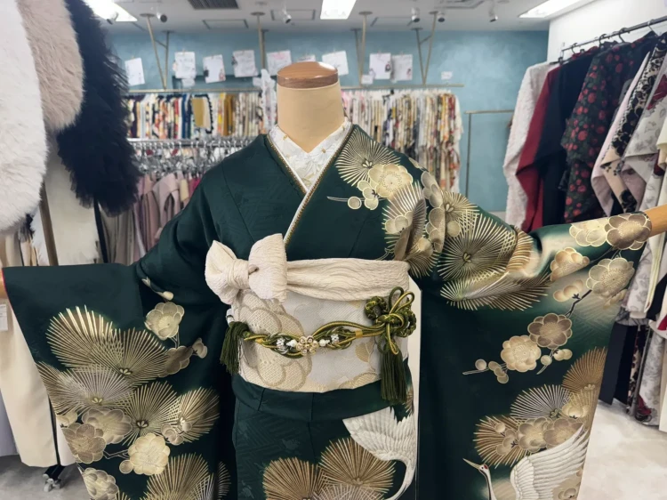 深緑の粋古典振袖に白鶴・松・梅の吉祥文様を描いた豪華で格式高い成人式コーディネート