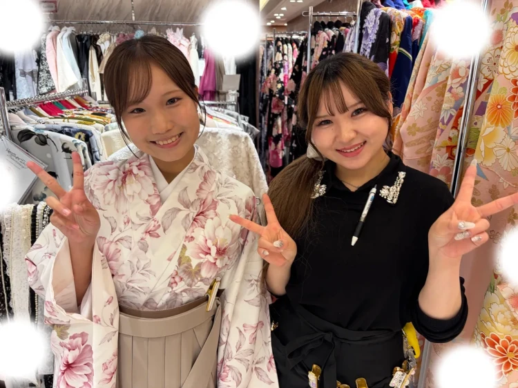 TAKAZEN東京表参道店Flagshipでピンクのくすみカラーの小振袖にベージュの袴コーデを2027年卒業式レンタルでご契約いただいたお客様のご紹介
