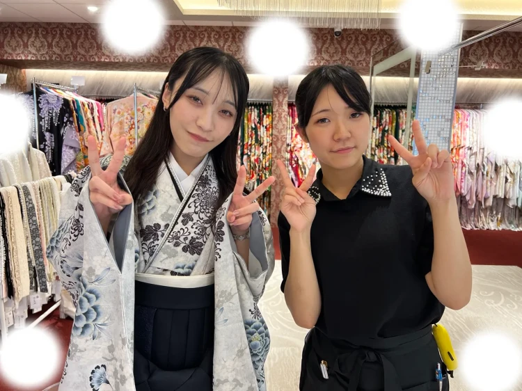 TAKAZEN東京表参道店Flagshipで水色の花柄の小振袖と紺色の袴コーデを卒業式レンタルでご契約いただいたお客様のご紹介。