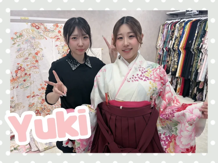TAKAZEN奈良店で古典柄袴のコーディネートを試着されるお客様の様子