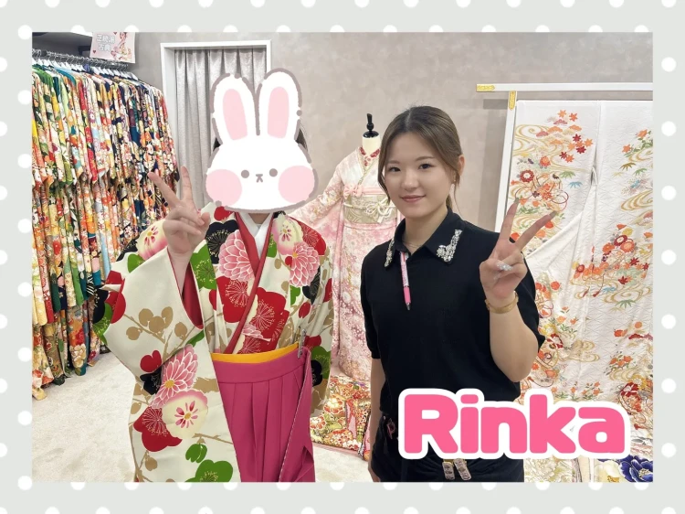 玉城ティナ×紅一点ブランド袴の桜柄の可愛い袴コーディネートを試着するお客様の様子