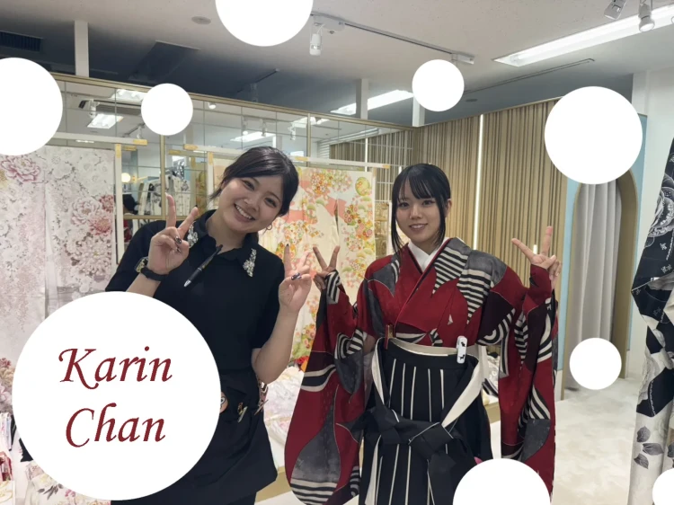 エンジの古典の小振袖に黒の袴でご契約して頂いたお嬢様のお写真