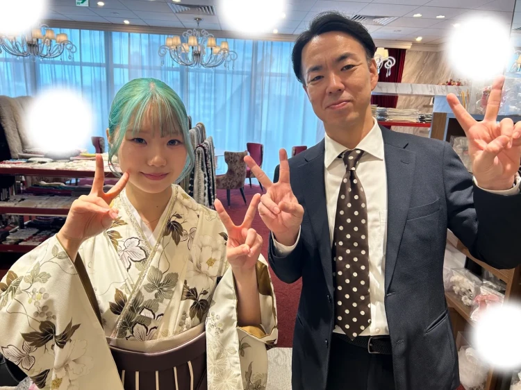 TAKAZEN東京表参道店Flagshipでアイボリーの袴をご契約いただいたお客様のご紹介。