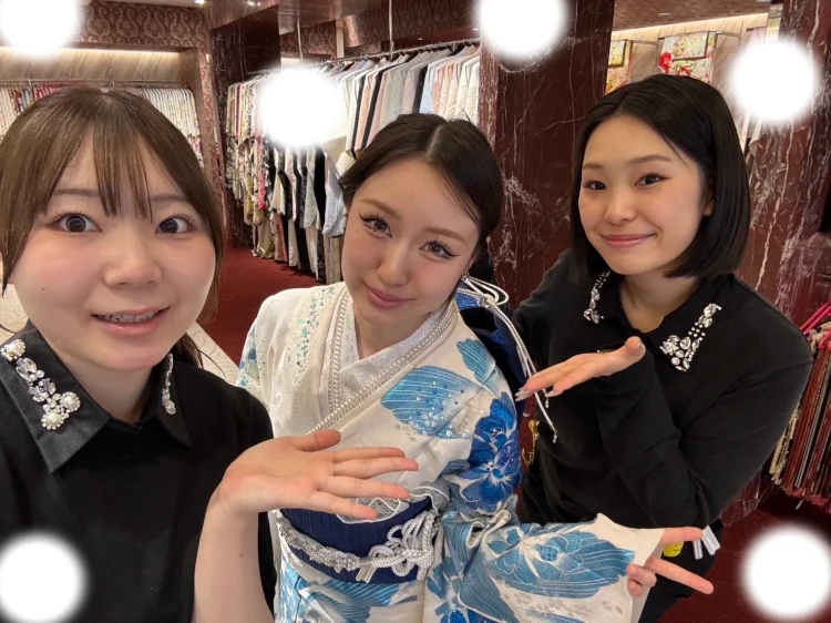 TAKAZEN東京表参道店Flagshipで白地に青いキラキラのお花のお振袖をご契約していただいたお嬢様のご紹介。モード系のお振袖。