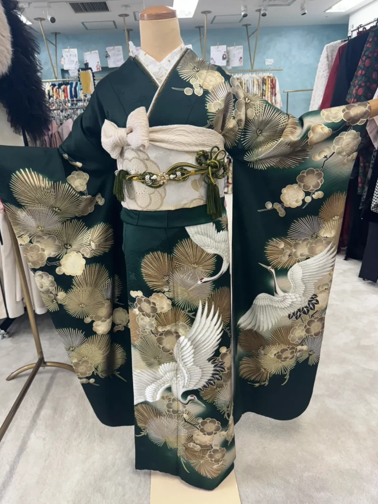 深緑の粋古典振袖に白鶴・松・梅の吉祥文様を描いた豪華で格式高い成人式コーディネート