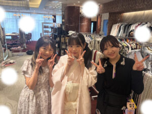 TAKAZEN東京表参道店Flagshipでヴィンテージのピンク振袖と白の袴コーデを2027年卒業式レンタルでご契約いただいたお客様のご紹介。