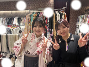 TAKAZEN東京表参道店Flagshipでピンクのちいぽぽの小振袖とブラウンの袴コーデを2027年卒業式レンタルでご契約いただいたお客様のご紹介