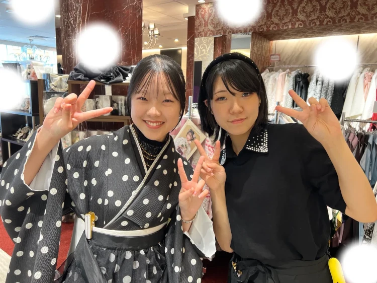 TAKAZEN東京表参道店FlagshipでHEPBURNシリーズの黒のドット柄袴を卒業式レンタルでご契約いただいたお客様のご紹介。