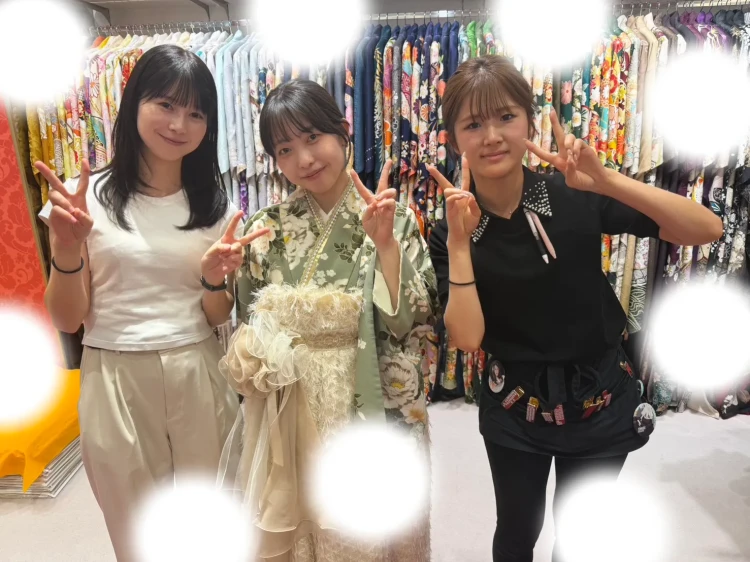 大阪でかわいい袴　くすみカラーの今どき可愛い袴