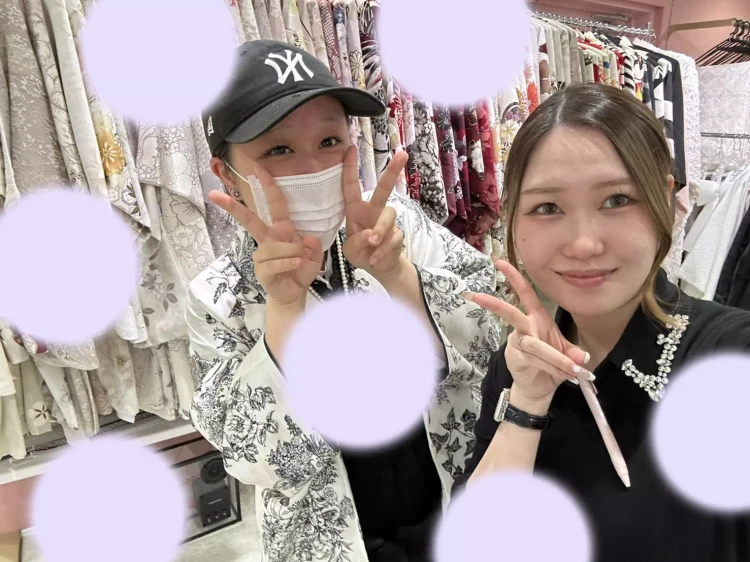 TAKAZEN姫路店の白地小振袖に黒レース袴コーデのモノトーンコーデ